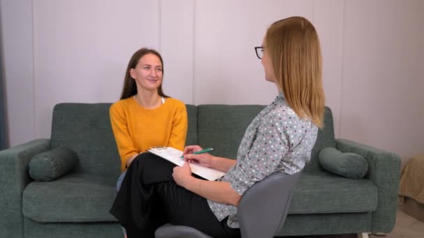Dvě Dívky Povídají Diskutují Projektu Jeden Nich Otočí Kameře Usmívá — Stock video
