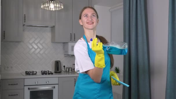 Limpeza Casa Mulher Avental Uniforme Detém Garrafa Spray Azul Detergente — Vídeo de Stock