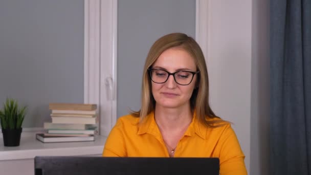 Sonriente Joven Empresaria Satisfecha Gafas Terminó Trabajo Computadora Estirándose Sentada — Vídeos de Stock