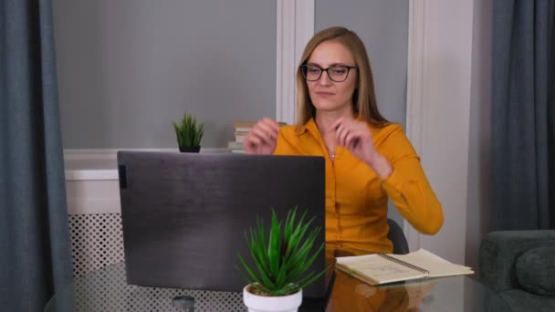 心理学者やコーチは 自宅のオフィスでオンライン相談を行います 自宅の心理学者でリモートワークオンライン 眼鏡をかけたプロの女性 リーンは頭の後ろで腕を組んで 仕事は終わり — ストック動画