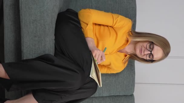 Krásná Mladá Psychoterapeutka Dělá Poznámky Dívá Kamery Usmívá Zatímco Sedí — Stock video