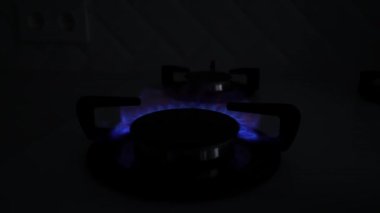 Gaz ocağı yanıyor. Yavaş çekim soba ateşlemesi. Pieza elementi gaz ocağını yakıyor. Mutfak ocağı açık. Mavi alevler kıvılcımlar saçar. Yakıcı mavi ateş. Mutfak sobası yandı.