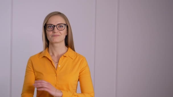 Gözlüklü Beyaz Kadını Gülümseyen Banka Çalışanı Müdür Kameraya Bakar Kopyalamak — Stok video
