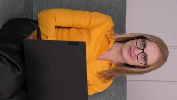 Молода Красива Жінка Сидить Ноутбуці Посміхається Дивитися Камеру Вертикальне Відео — стокове відео