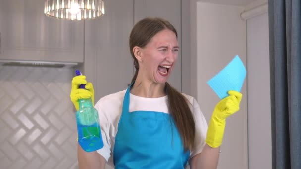 Mooie Brunette Jonge Vrouw Blauwe Schort Met Schoonmaakproducten Boos Gek — Stockvideo