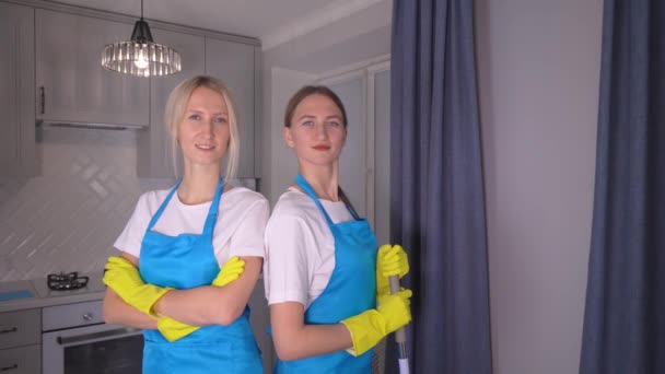 Atractivas Dos Jóvenes Blancas Caucásicas Limpiadoras Empresa Limpieza Delantales Azules — Vídeo de stock