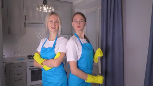 Twee Jonge Mooie Vrouwen Gezicht Wig Bedrijf Winkel Glimlachend Camera — Stockvideo