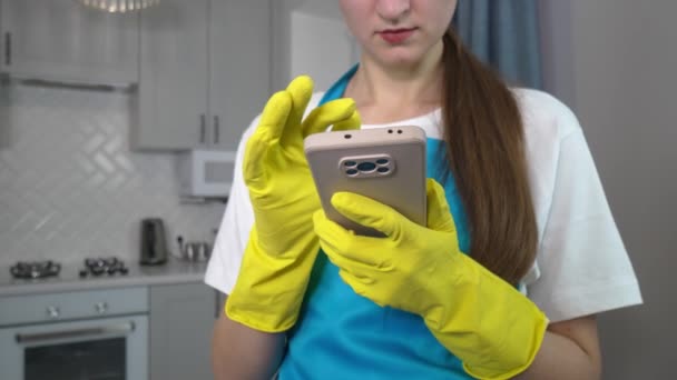 Připravte Aplikaci Úklid Domu Mladá Hospodyňka Drží Smartphone Doma Zástěře — Stock video