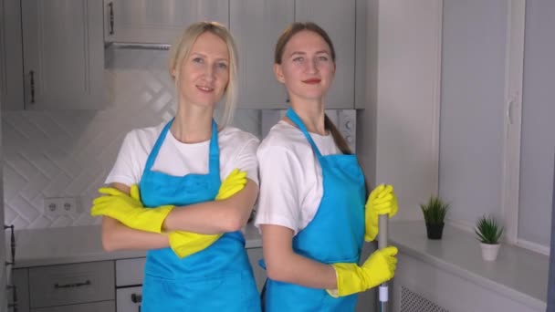 Professionella Team Uniformerade Städare Som Arbetar Modern Loft Lägenhet Porträtt — Stockvideo