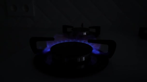 煤气炉打开了 慢动作炉气体点火 压电元件点燃了燃气燃烧器 厨房的燃烧器打开了 蓝色的火焰从火花中闪耀出来 燃烧的气体蓝色的火 厨房炉着火了 — 图库视频影像