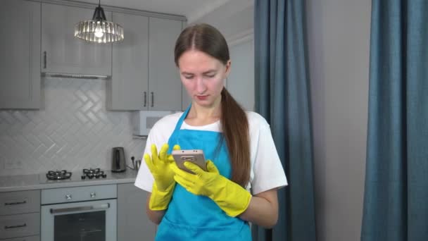 Mooie Blanke Vrouw Uniform Gebruik Smartphone Keuken Schoonmaken Schoonmaakteam Moderne — Stockvideo