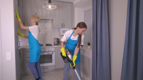 Equipo Profesional Limpiadores Uniformados Que Trabajan Apartamento Loft Moderno Mujer — Vídeos de Stock