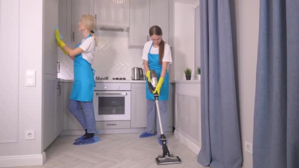 Professionella Team Uniformerade Städare Som Arbetar Modern Loft Lägenhet Kvinnan — Stockvideo