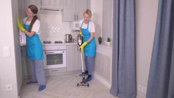 Dos Chicas Limpieza Empresa Limpieza Uniformes Delantales Limpios Apartamento Moderno — Vídeo de stock