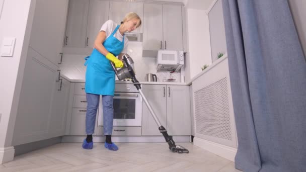 Kaukaska Pokojówka Sprzątanie Pokoju Hotelowego Lub Kuchni Mieszkania Personel Pokojówki — Wideo stockowe
