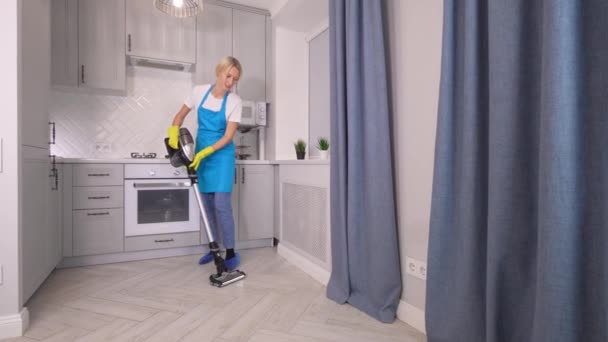 Vrouw Uniform Gebruikt Handheld Draadloze Stofzuiger Ruimte Schoon Maken Huisreiniging — Stockvideo