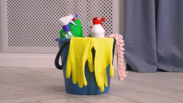 Kadının Temizlik Yaptığı Apartman Mutfağın Arka Planında Fırçalar Şişeler Süngerler — Stok video