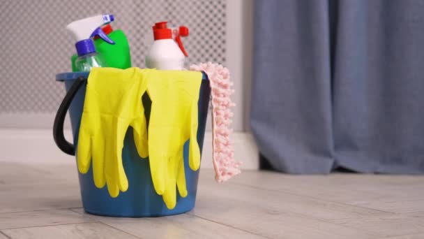 Kadının Temizlik Yaptığı Apartman Veya Mutfağın Arka Planında Fırçalar Temizlik — Stok video