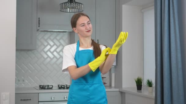 Huishoudconcept Housemaid Draagt Handschoenen Schort Het Schoonmaken Van Huis Voor — Stockvideo