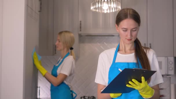 Junge Frau Von Professionellen Reinigungsfirma Einheitlichen Marken Und Schreibt Tablette — Stockvideo