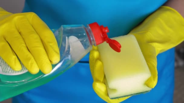 Las Manos Guantes Amarillos Aplican Gota Del Detergente Plástico Sash — Vídeo de stock