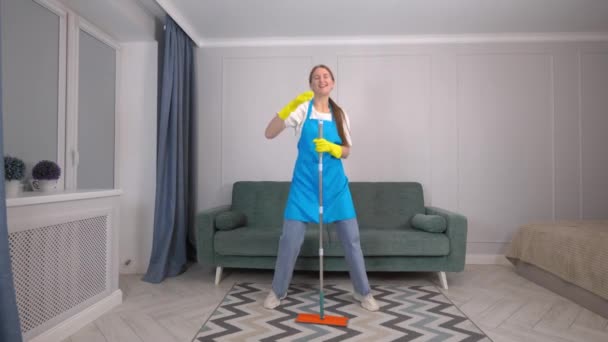 Limpieza Casa Con Diversión Feliz Joven Ama Casa Cantando Canción — Vídeos de Stock