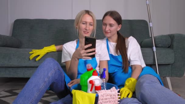 Dvě Krásné Mladé Ženy Uniformách Zástěrách Úklidové Společnosti Profesionálů Bytu — Stock video