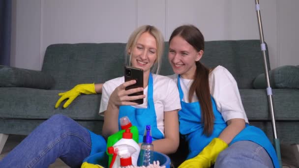 Dos Mujeres Hermosas Jóvenes Uniformes Delantales Empresa Limpieza Profesionales Apartamento — Vídeos de Stock