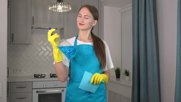 Huishouden Schoonmaken Vrouw Schort Uniform Houdt Blue Spray Bottle Dtergent — Stockvideo