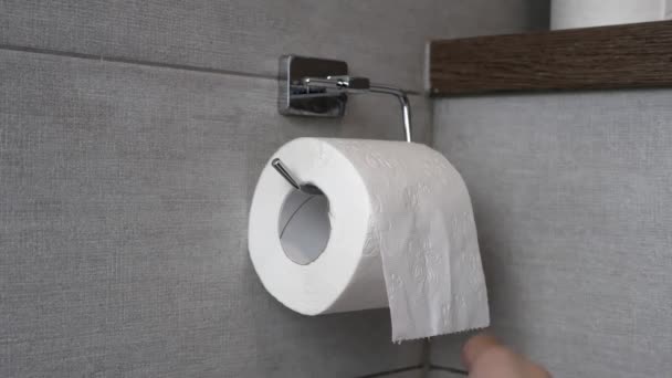 Рука Людини Крутиться Рулон Туалетного Паперу Бачить Стіні Концепція Шлунка — стокове відео