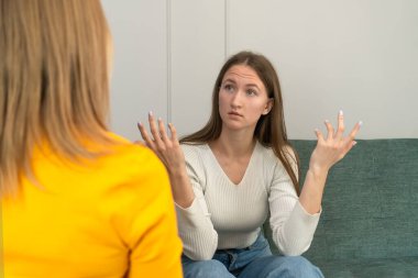 Kadın psikolog konuşur ve kıza yardım eder. Önemli çalışmaları tablete kaydediyor, arkadan ya da arkadan görüyor. Psikoloji, akıl sağlığı kavramı. Psikoterapistle görüşme.