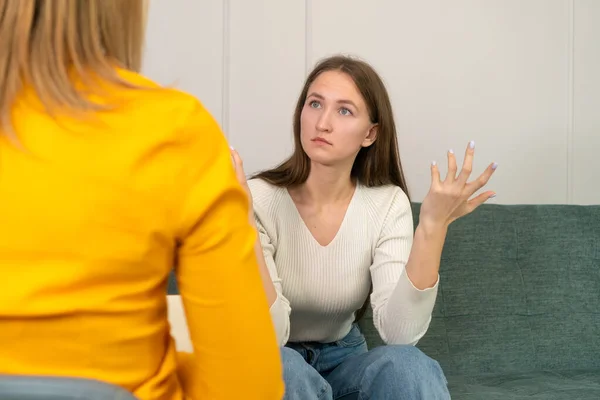 在与心理学家顾问举行的招待会上 一位眼睛困惑的年轻妇女 客户谈论问题 与治疗师对话 提供建议 — 图库照片