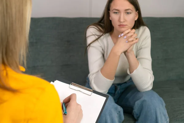 Young Woman Bewilderment Her Eyes Reception Psychologist Consultant Client Talks — Stock Photo, Image