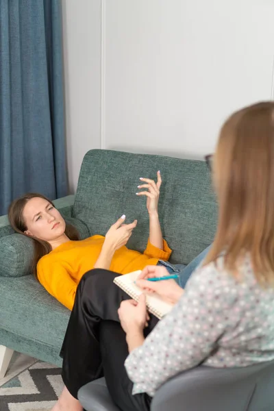 Sad Young Woman Psychologist Appointment Lies Couch Consults Her Questions — Stock Photo, Image