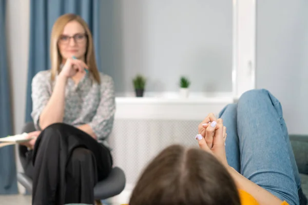 Focus Hands Patient Lying Couch Psychologist Appointment Woman Being Consulted — Stock Photo, Image