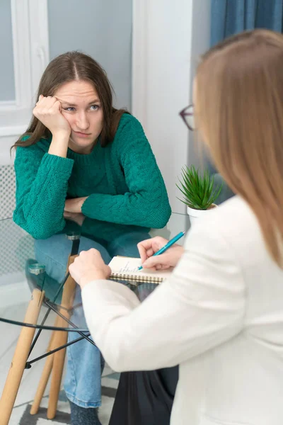 Jonge Vrouw Luistert Aandachtig Emotioneel Naar Een Psycholoog Bij Receptie — Stockfoto