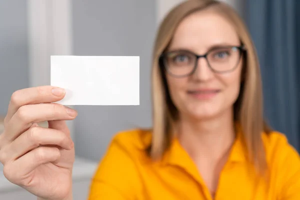 Close Cartão Visita Branco Mão Uma Mulher Com Óculos Uma — Fotografia de Stock