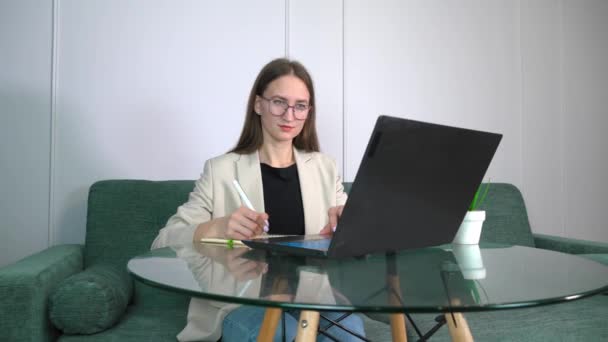Vrolijke Jonge Vrouwelijke Freelancer Werken Aan Computer Typen Tekstberichten Van — Stockvideo