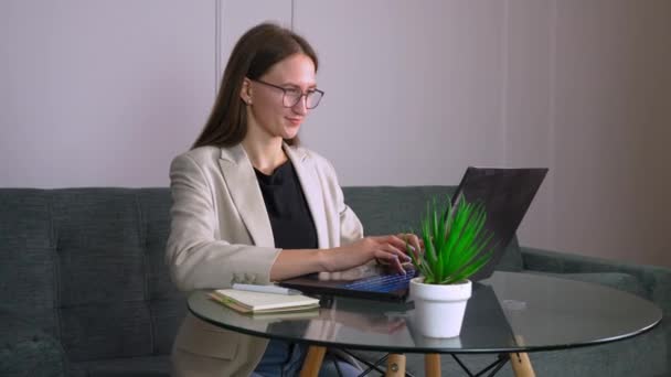 Glada Unga Kvinnliga Frilansare Arbete Med Dator Skriva Textmeddelanden Hemifrån — Stockvideo