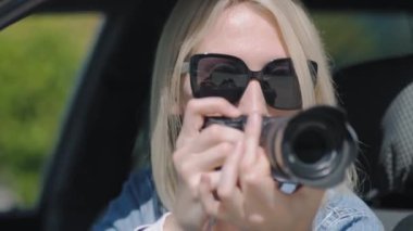 Gizli fotoğrafçılık. Paparazzi Concep Fotoğrafçısı profesyonel kamerasını kullanıyor. Araba vitrinindeki fotoğrafçı kız. Mobil muhabir. İş yerinde foto muhabiri. Dedektif ya da dedektif..