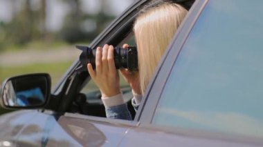 Kameralı kadın arabanın içinde oturur ve profesyonel kamerayla, özel dedektifle ya da paparazzi casusuyla fotoğraf çeker. Gazeteci senkronizasyon arıyor ve ünlüleri takip ediyor.