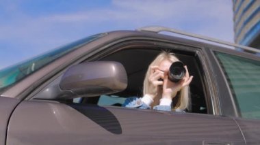 Gizli fotoğrafçılık. Paparazzi Concep Fotoğrafçısı profesyonel kamerasını kullanıyor. Araba vitrinindeki fotoğrafçı kız. Mobil muhabir. İş yerinde foto muhabiri. Dedektif ya da dedektif..