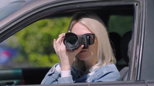 Paparazzi Γυναίκα Κορίτσι Κάθεται Στο Αυτοκίνητό Της Και Παίρνει Φωτογραφίες — Αρχείο Βίντεο