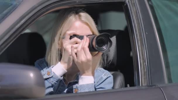 Donna Con Macchina Fotografica Siede All Interno Dell Auto Scatta — Video Stock