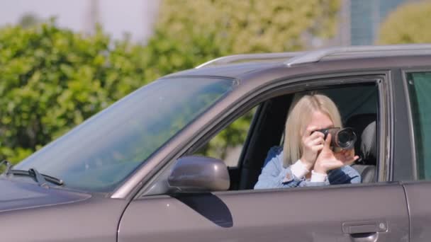 Жінка Або Дівчинка Папарацці Сидить Машині Фотографує Знамениту Особу Шпигун — стокове відео