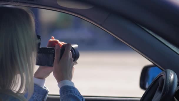 Paparazzi Kobieta Lub Dziewczyna Siedzi Samochodzie Robi Zdjęcia Słynnej Osoby — Wideo stockowe