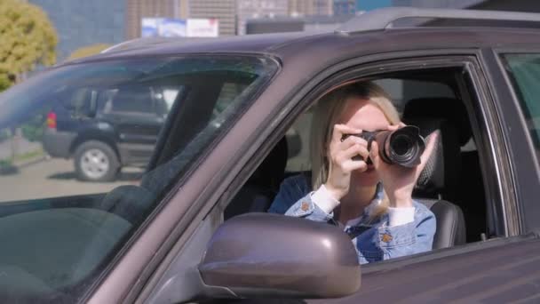 Γυναίκα Κάμερα Κάθεται Μέσα Στο Αυτοκίνητο Και Παίρνει Φωτογραφία Επαγγελματική — Αρχείο Βίντεο