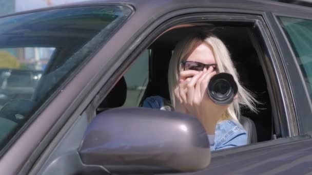 Paparazzi Žena Nebo Dívka Sedí Svém Autě Fotí Slavnou Osobu — Stock video