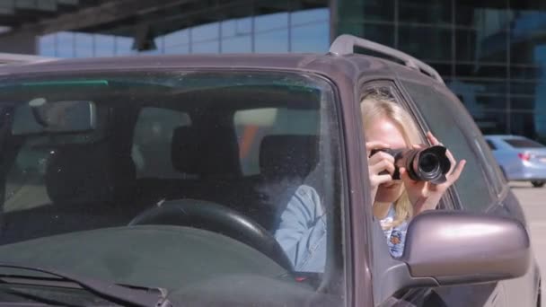 Vrouw Met Camera Zit Auto Neemt Foto Met Professionele Camera — Stockvideo