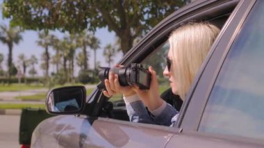 Gizli fotoğrafçılık. Paparazzi Concep Fotoğrafçısı profesyonel kamerasını kullanıyor. Araba vitrinindeki fotoğrafçı kız. Mobil muhabir. İş yerinde foto muhabiri. Dedektif ya da dedektif..